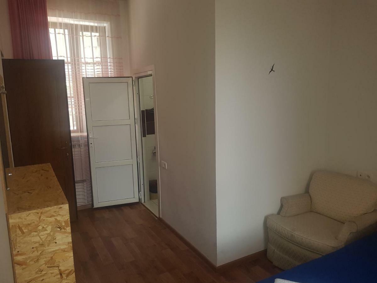 Shat Lav Hostel Yerevan Exterior photo